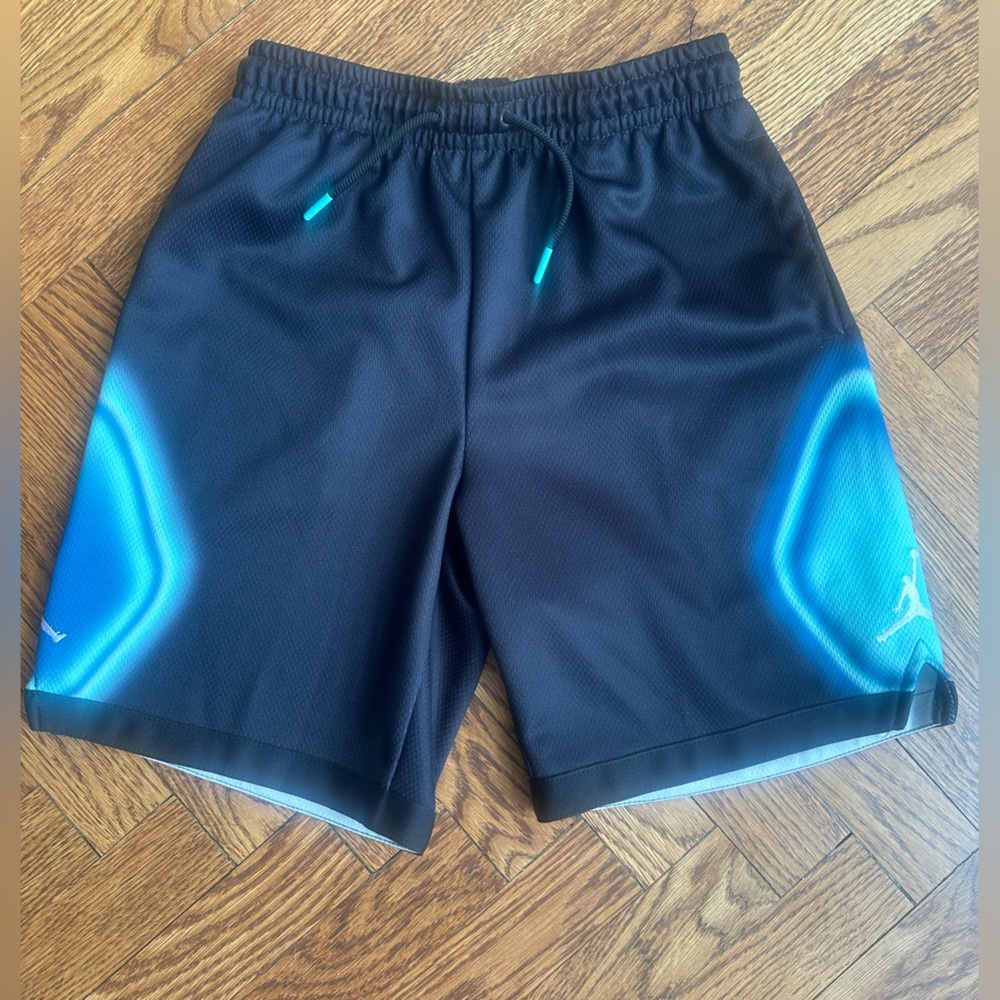 Jordan Boys Black and Teal Shorts Size YL
New without tags!